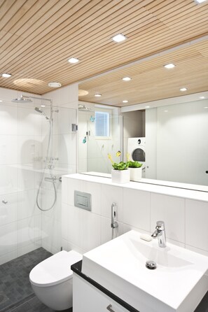 Apartemen, 2 kamar tidur, balkon | Fasilitas kamar mandi | Shower, perlengkapan mandi gratis, pengering rambut, dan handuk