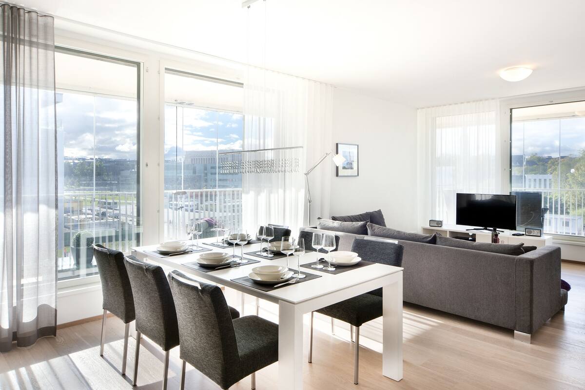 Deluxe-Apartment, 2 Schlafzimmer, Balkon | Essbereich im Zimmer