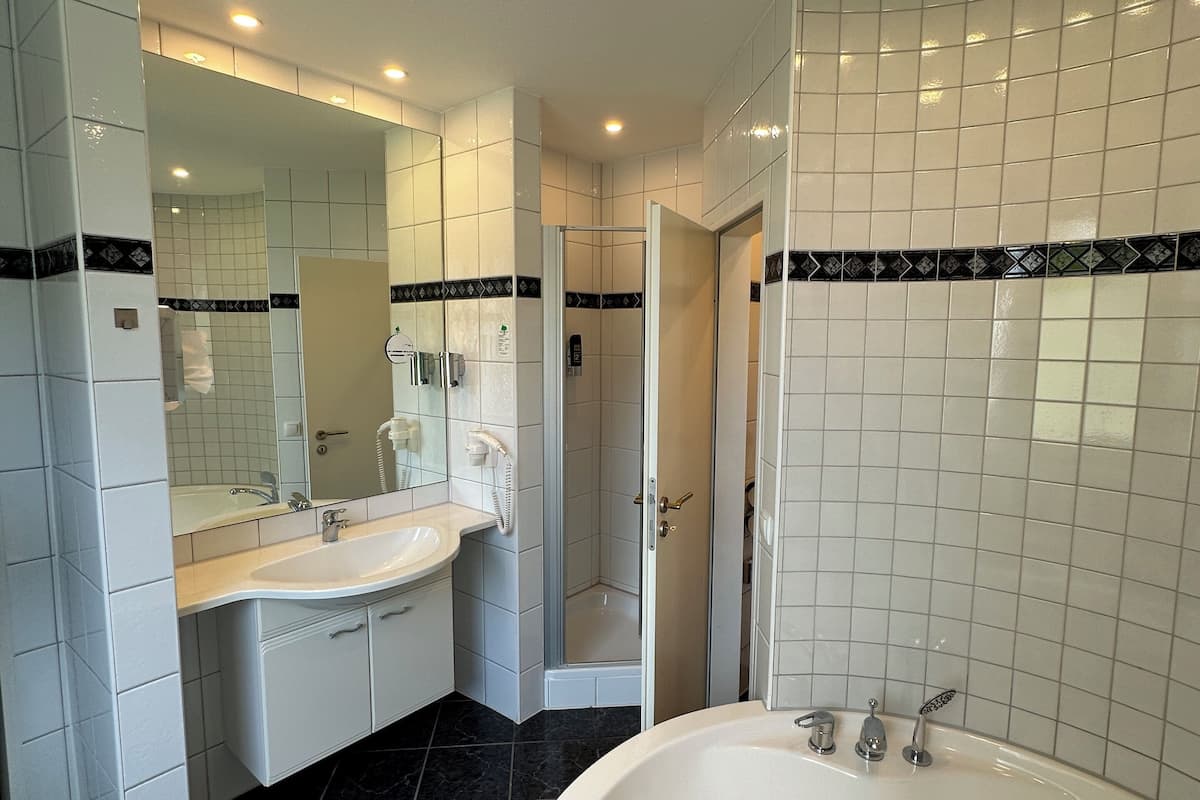 family room | bathroom | free toiletries, hair dryer, towels, soap