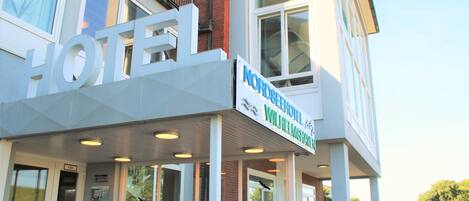 Entrada de un hotel con un letrero que dice "Nordseehotel Wilhelmshaven".