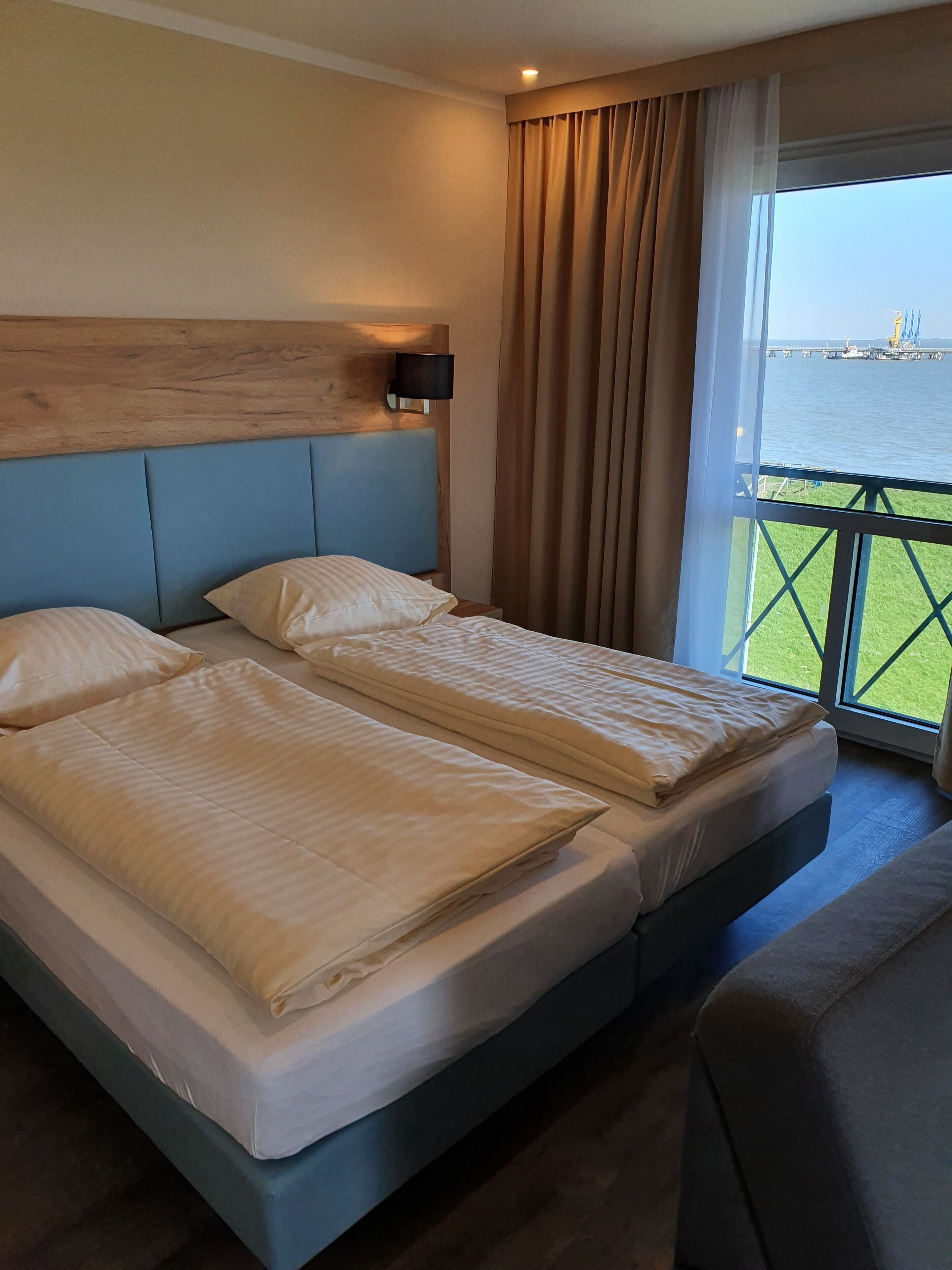 junior studio suite, 1 queen bed, non smoking, sea view | premium bedding, in-room safe, desk, laptop workspace
