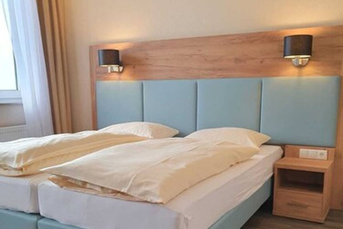 Dobbeltrom – comfort | Sengetøy av topp kvalitet, safe på rommet og skrivebord