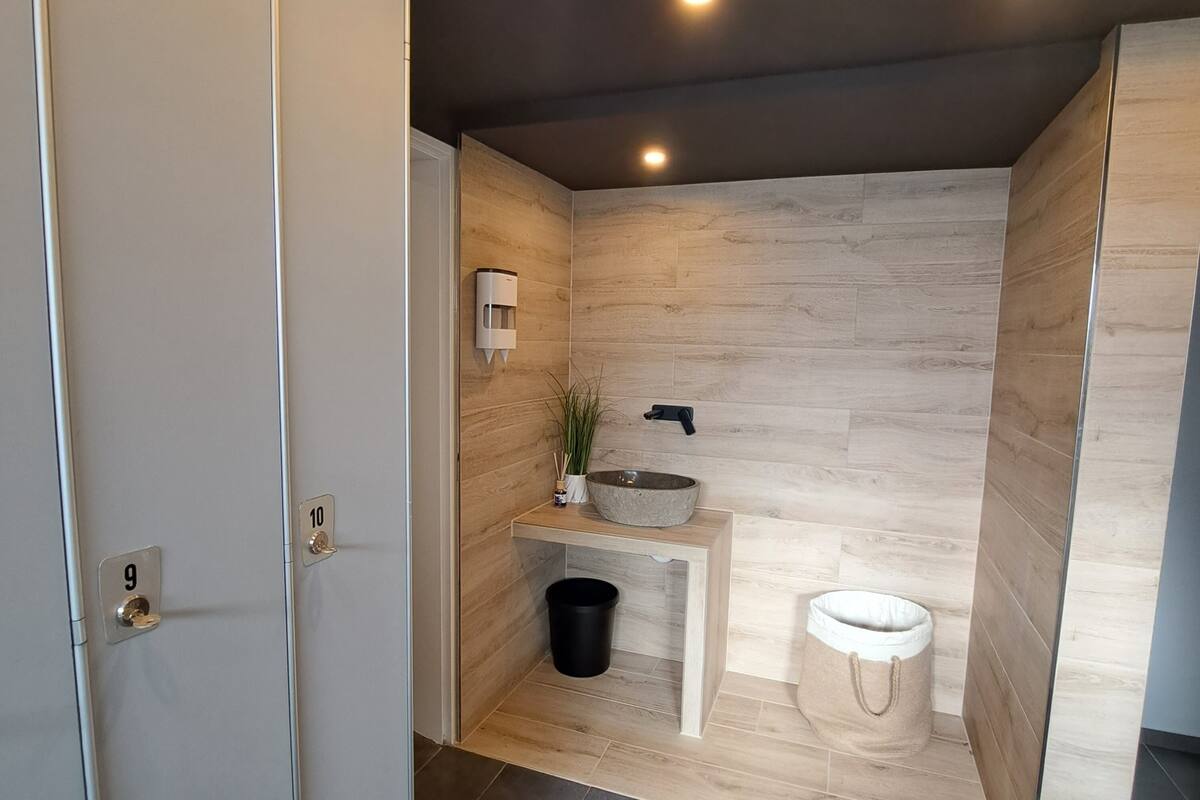 body treatments, facials, 1 treatment room, massages