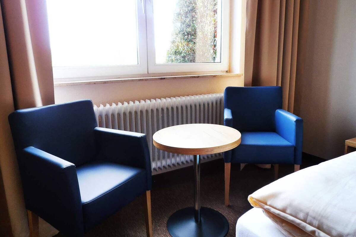 Sengetøy av topp kvalitet, safe på rommet og skrivebord