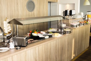 Buffet déjeuner servi tous les jours en supplément