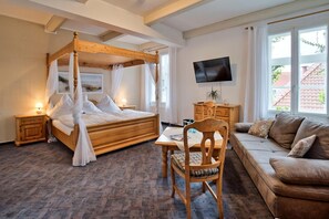 Premium bedding, pillow-top beds, desk, free cots/infant beds - Hotel und Restaurant Packhaus (Wangerland)
