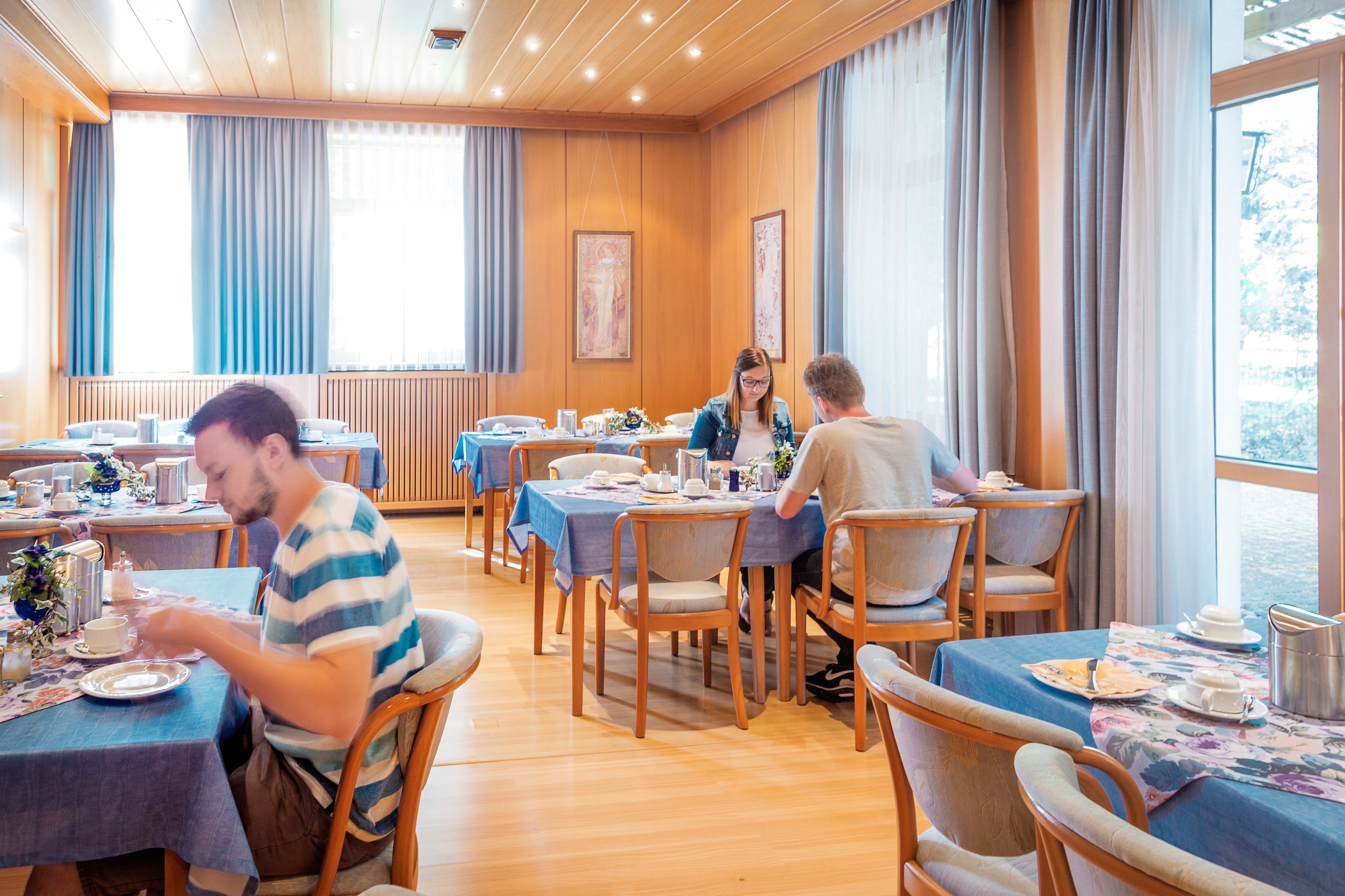 Café da manhã com buffet todos os dias (EUR 15 por pessoa) 