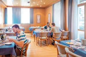 매일 뷔페 아침 식사(1인당 EUR 15)