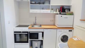 Comfort Single Room, 1 Bedroom, Non Smoking | Private kitchen | Fridge, coffee/tea maker, electric kettle, cookware/dishes/utensils