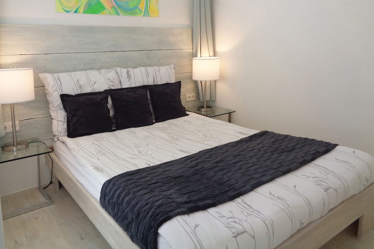 Comfort Single Room, 1 Bedroom, Non Smoking | 1 bedroom, premium bedding, minibar, in-room safe