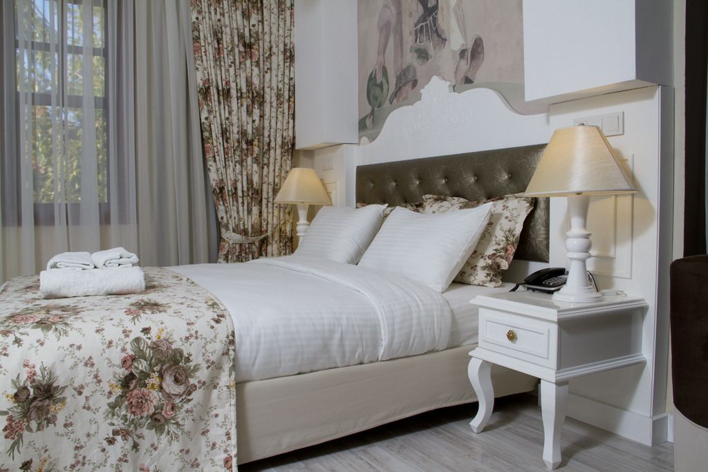 standard double or twin room | premium bedding, minibar, in-room safe, desk