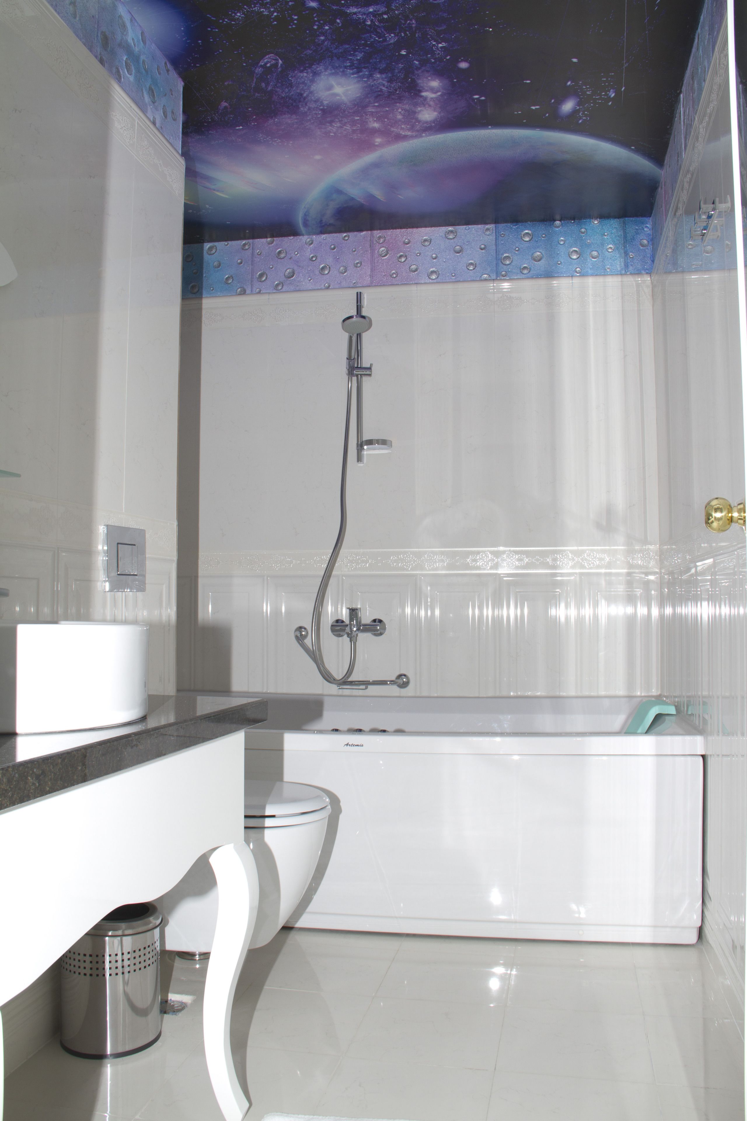 deluxe double room | bathroom | shower, free toiletries, hair dryer, slippers