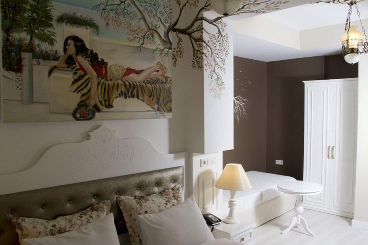 Deluxe Triple Room | Premium bedding, minibar, in-room safe, desk