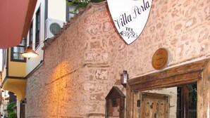 Un edificio de piedra con una puerta de madera y un letrero que dice 