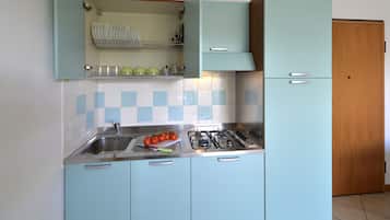 Refrigerador con congelador, microondas y parrilla de estufa