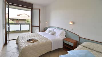 1 habitación, caja de seguridad en la habitación y escritorio