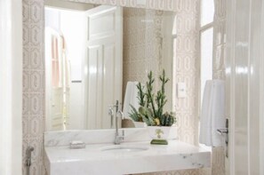 Habitación cuádruple | Baño | Artículos de higiene personal gratuitos y toallas