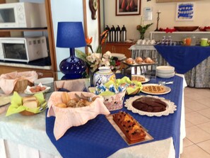 Tägliches Frühstücksbuffet gegen Gebühr