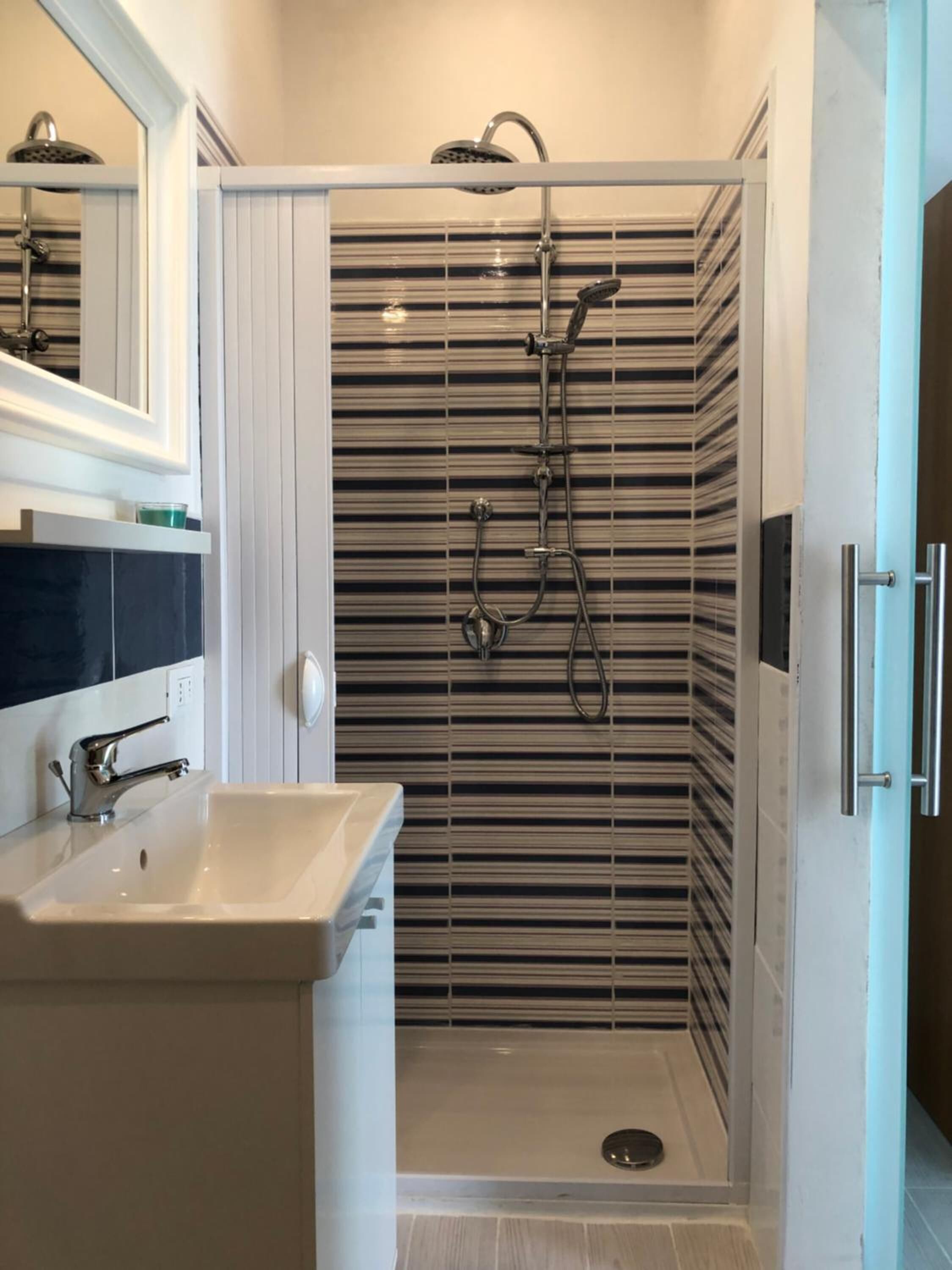 Regadera, amenidades de baño gratuitas, secadora de cabello 