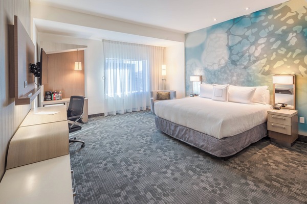 Kamer, 1 kingsize bed met slaapbank | Een kluis op de kamer, een bureau, verduisterende gordijnen