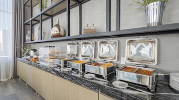 Café da manhã com buffet todos os dias (MXN 250 por pessoa)