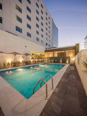 Outdoor pool - Courtyard by Marriott Chihuahua (Chihuahua)