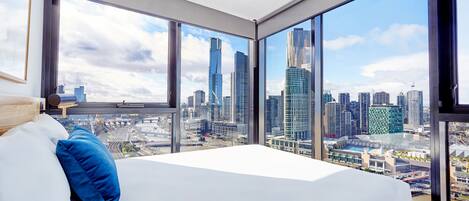 Superior Two Bedroom Apartment | Escritorio y espacio para trabajar con laptop