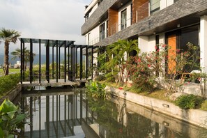 Waterslide - Sunrise Bed and Breakfast (Dongshan)