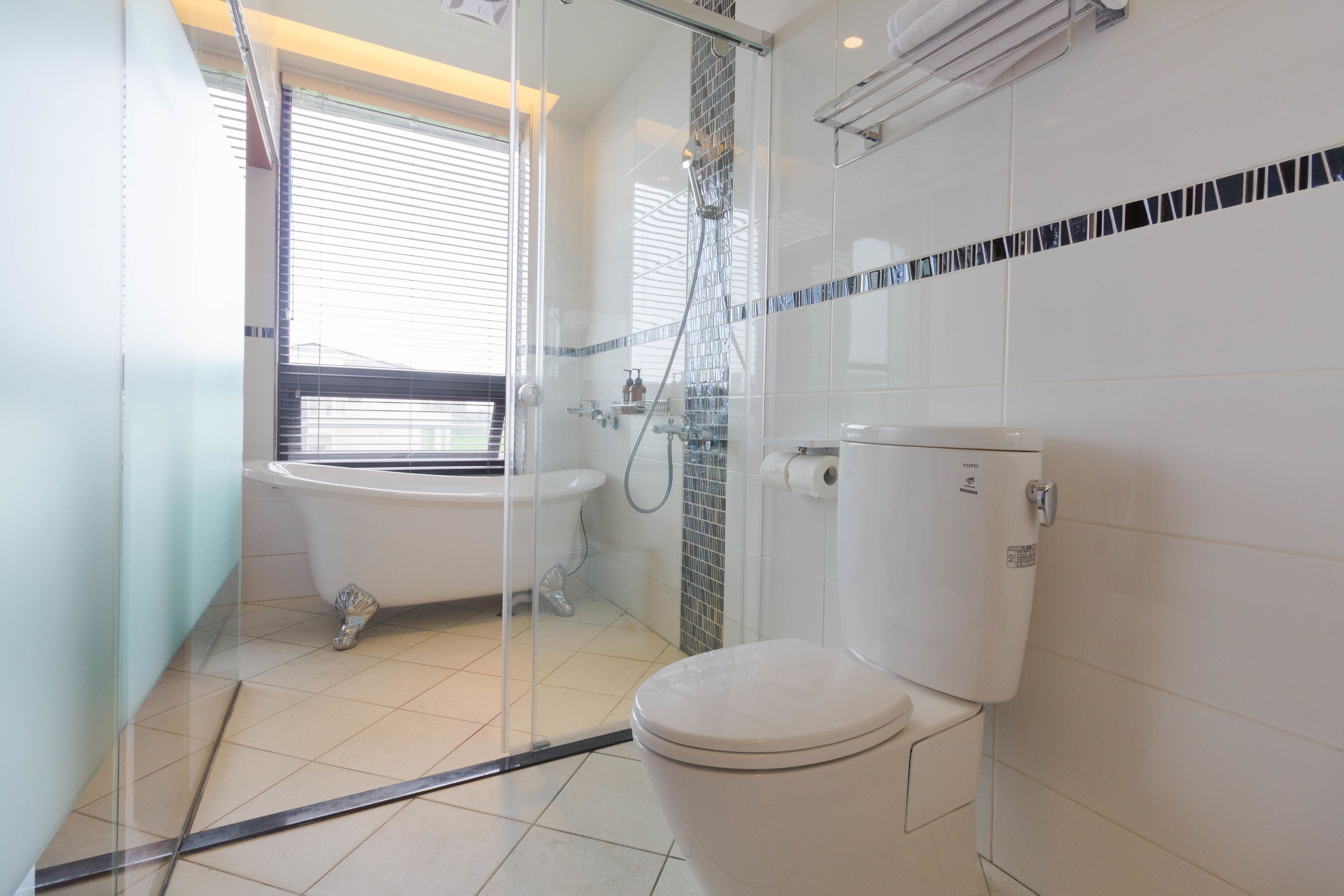 Comfort tweepersoonskamer ("No.1") | Badkamer | Designer toiletartikelen, een haardroger, pantoffels, een bidet