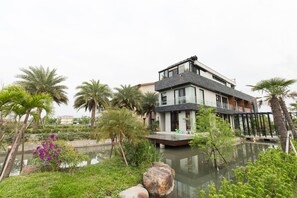 Lake - Sunrise Bed and Breakfast (Dongshan)