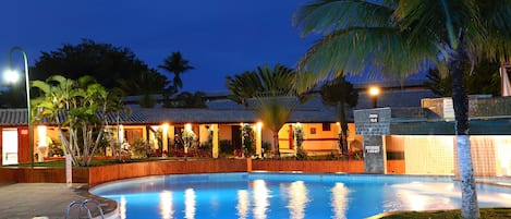 3 piscine all'aperto, ombrelloni da piscina, lettini