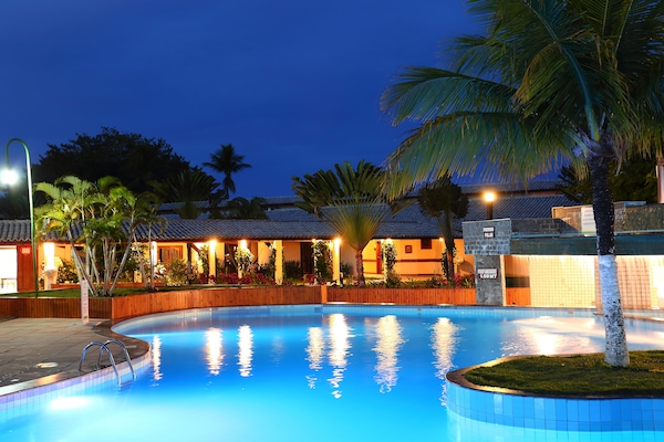 3 piscinas al aire libre, sombrillas, sillones reclinables de piscina