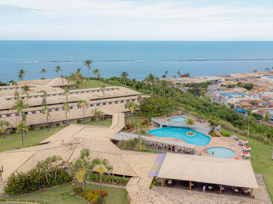 3 kolam renang outdoor, dengan payung kolam renang dan kursi berjemur