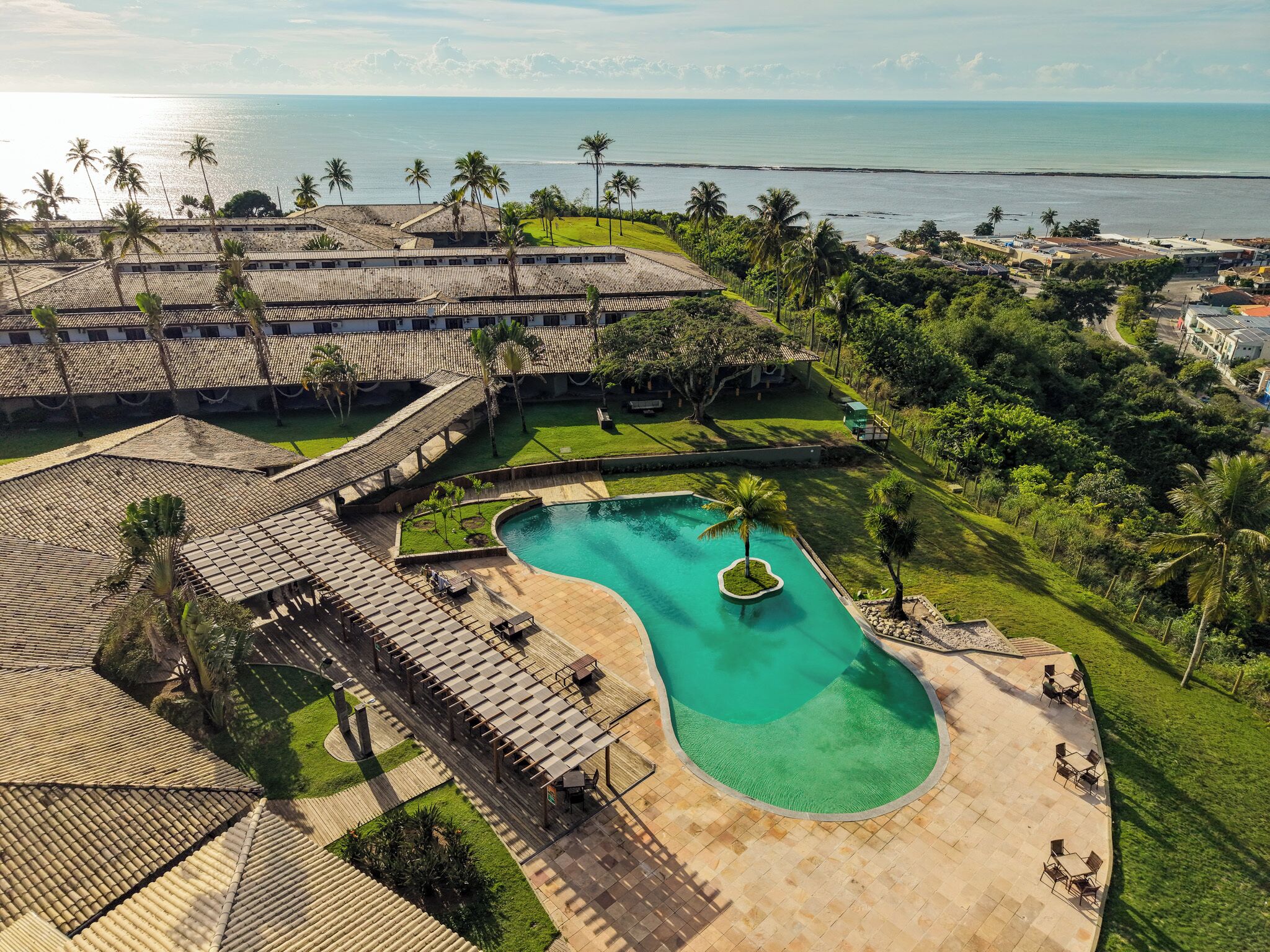 Piscina externa, funciona das 10h às 22h, espreguiçadeiras