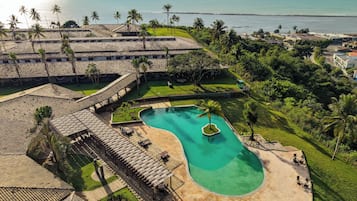 Piscina externa, funciona das 10h às 22h, espreguiçadeiras