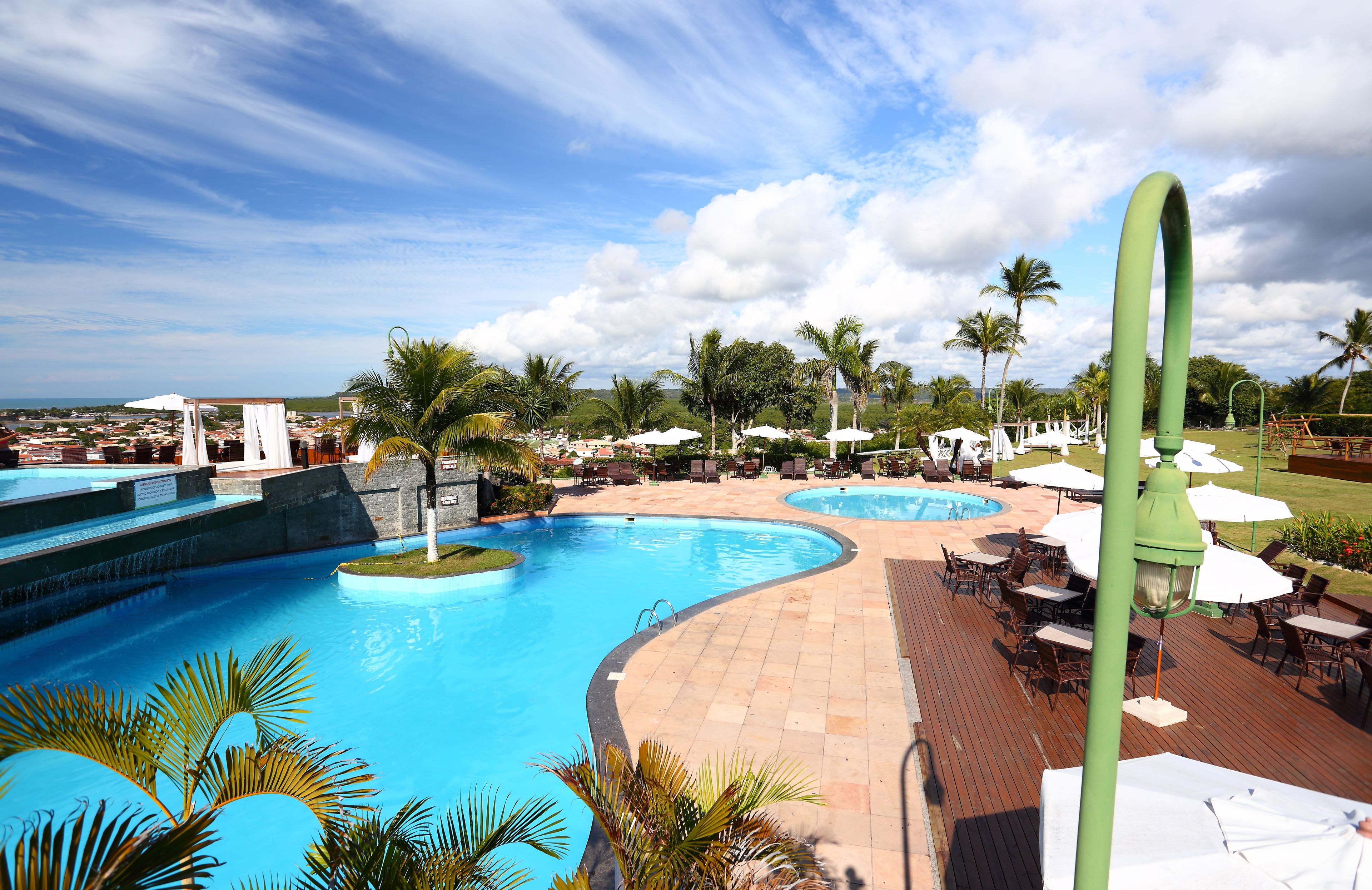 3 piscines extérieures, parasols de plage, chaises longues