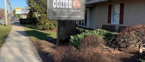 Segnaletica per un caffè chiamato 'Coffee Co', con un percorso ben definito che vi conduce.