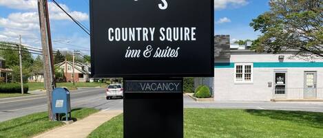 A sign for Country Squire inn & suites with a 'NO VACANCY' message.