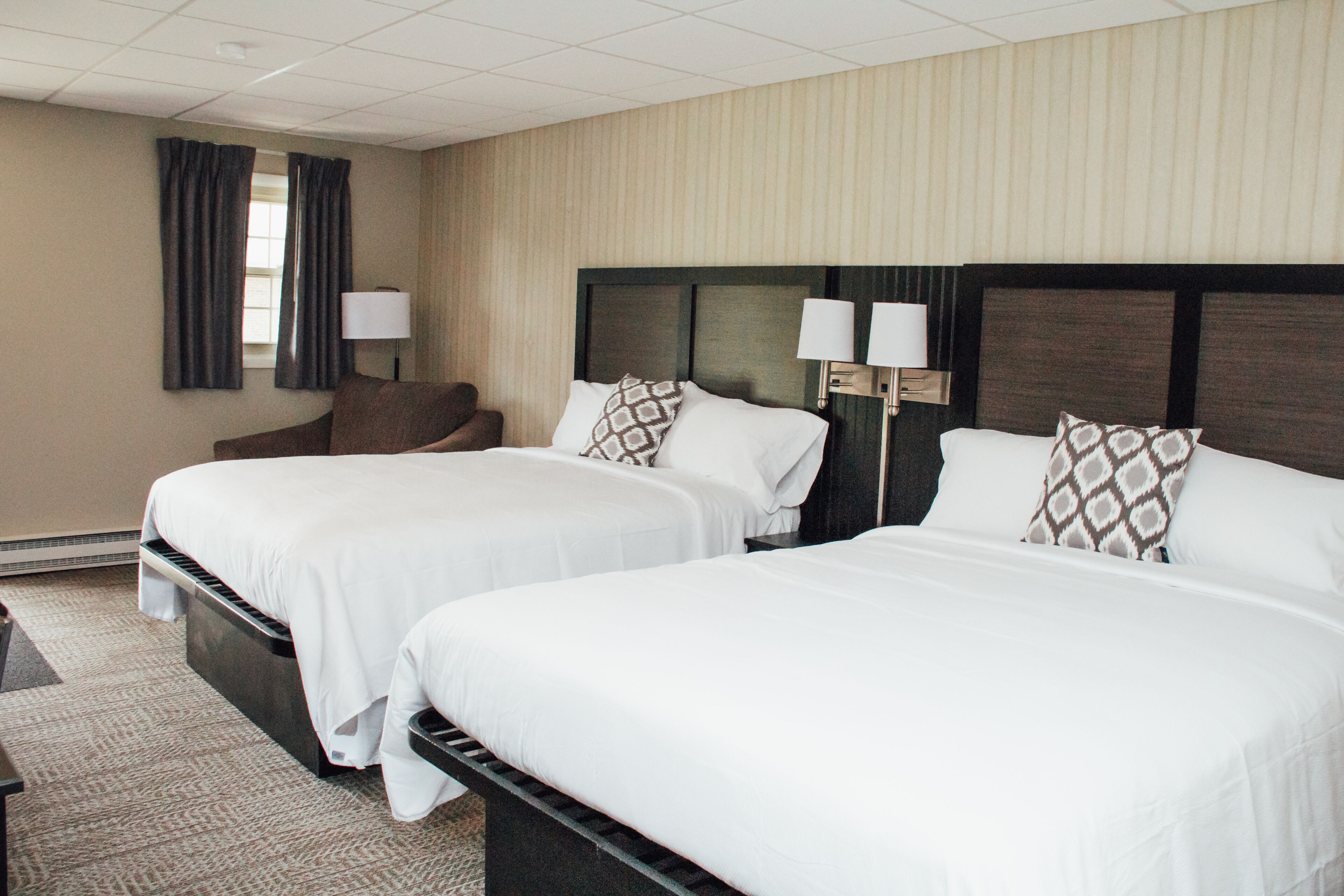 Habitación doble estándar | Decoración personalizada, muebles diferentes y escritorio 