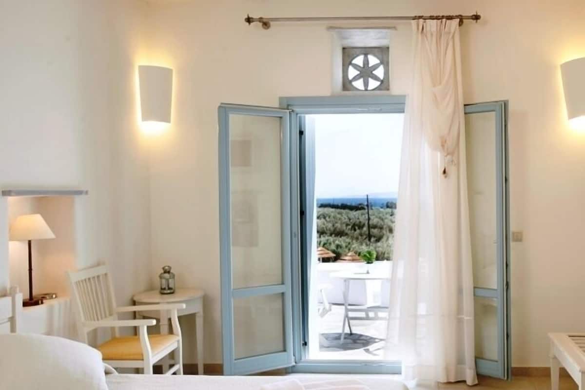Minibar, in-room safe, soundproofing, WiFi (free)