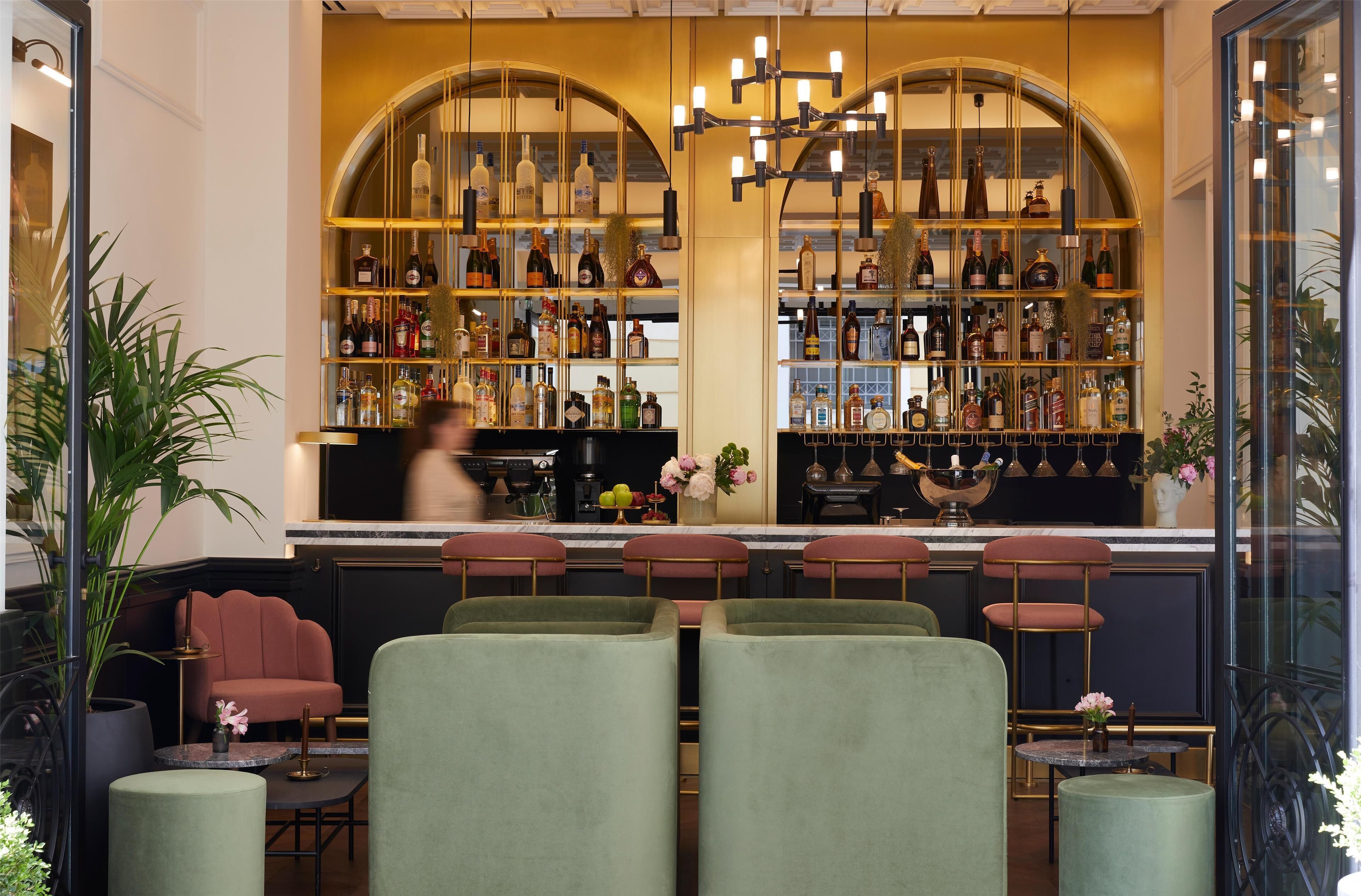 serves breakfast and dinner