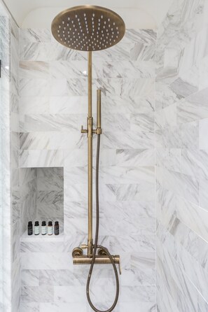Dusche, kostenlose Toilettenartikel, Haartrockner, Bademäntel