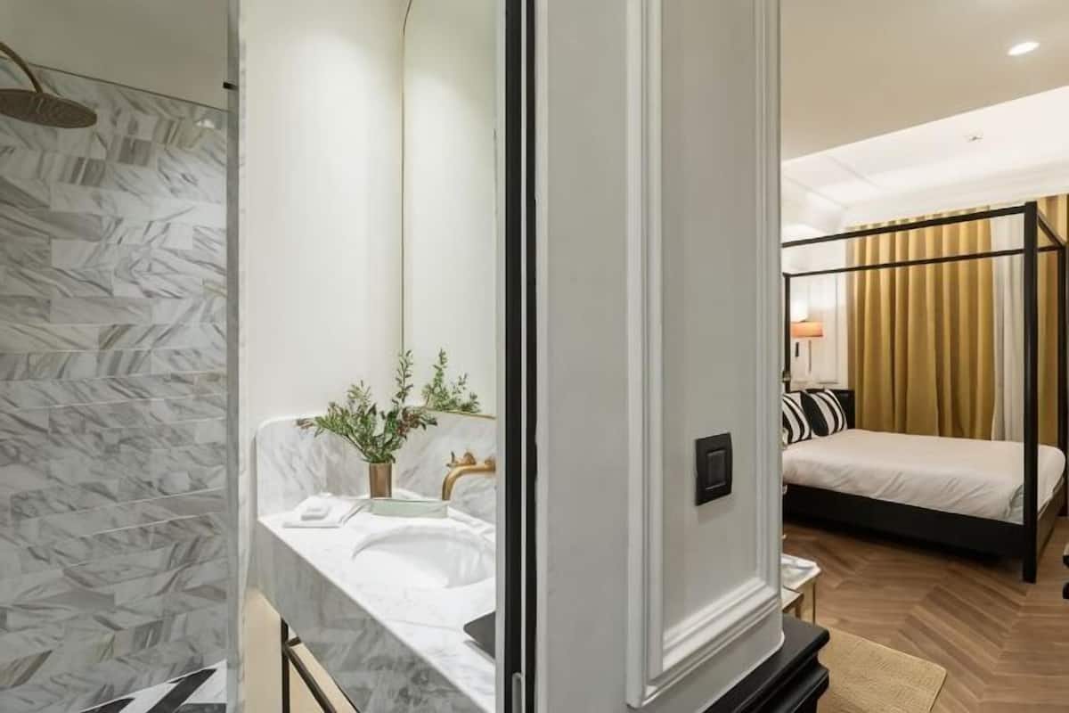 Salle de bain | Douche, articles de toilette gratuits, sèche-cheveux, peignoirs