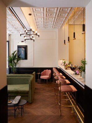 朝食、ディナーに営業