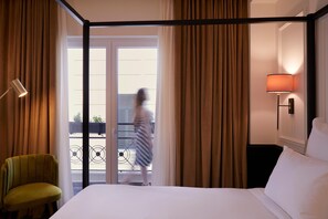 Deluxe King Room with Balcony | Literie de qualité supérieure, minibar, coffres-forts dans les chambres