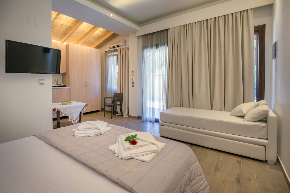 Deluxe Studio, Sea View, Beachfront | Free WiFi