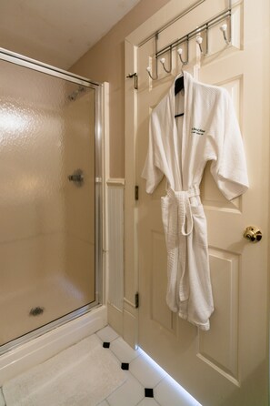 Bathroom shower - The Babcock House (Appomattox)