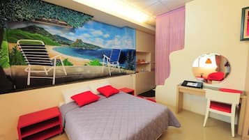 Decoración personalizada, escritorio, wifi gratis y ropa de cama