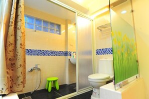 Een douche, gratis toiletartikelen, een haardroger, pantoffels