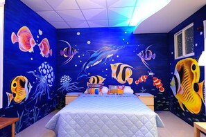 Individueel gedecoreerd, een bureau, gratis wifi, beddengoed